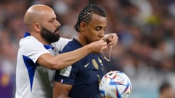 W杯で珍事！フランス代表DF、虹ネックレスで試合出場…