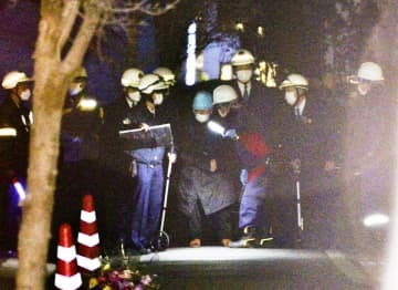 歩道暴走事故の実況見分に立ち会う波汐国芳容疑者（中央）＝5日午後4時58分、福島市