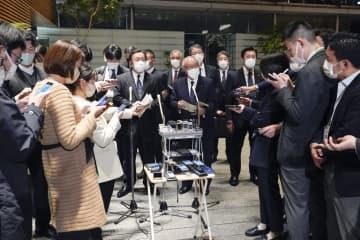 首相官邸で記者団の取材に応じる浜田防衛相（中央左）と鈴木財務相（同右）＝5日午後