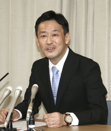 記者会見で奈良県知事選への出馬を表明する元総務省財務調査課長の平木省氏＝5日午後、奈良市