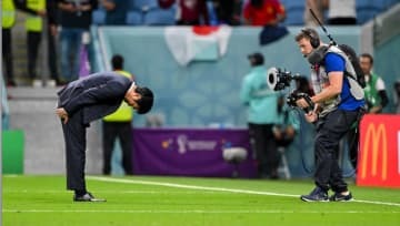 W杯日本代表、涙の敗退…森保監督の“おじぎ”にクロアチアが感銘 「信じられない」