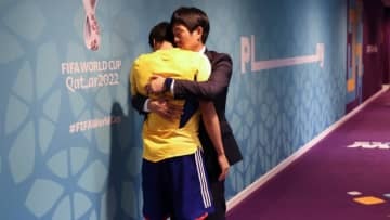 これは泣ける…W杯日本代表森保監督、傷心選手をやさしく抱きしめる