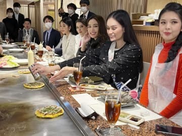 お好み焼き作りを体験する東南アジア5カ国のミス・インターナショナル代表ら＝5日、大阪市（NNA＝共同）