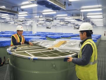 旭酒造が建設中の生産拠点で酒造りに使うタンク＝10月、米ニューヨーク州（共同）