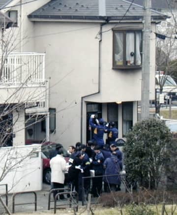 一家4人が殺害された宮沢みきおさん宅を調べる捜査員ら＝2000年12月、東京都世田谷区