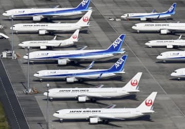 羽田空港の駐機場に並ぶ全日空機と日航機