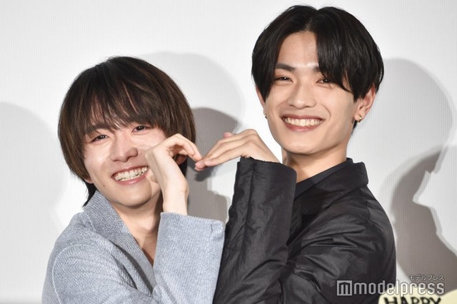 いろいろなハートポーズを繰り広げ笑顔がとまらない板垣李光人＆高橋恭平（C）モデルプレス