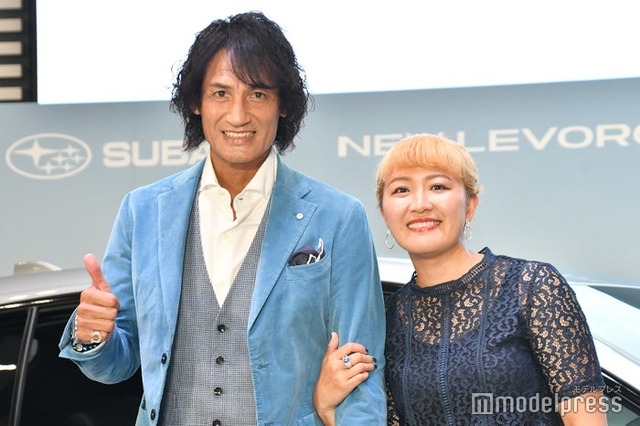 本並健治氏、丸山桂里奈（C）モデルプレス