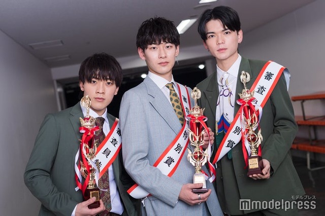 「MR OF MR CAMPUS CONTEST 2023」審査員特別賞／左から：堀士真之佑、大窪謙志郎、柏木智貴（C）モデルプレス