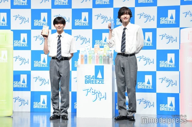 爽やかな制服姿で登場した長尾謙杜＆道枝駿佑（C）モデルプレス