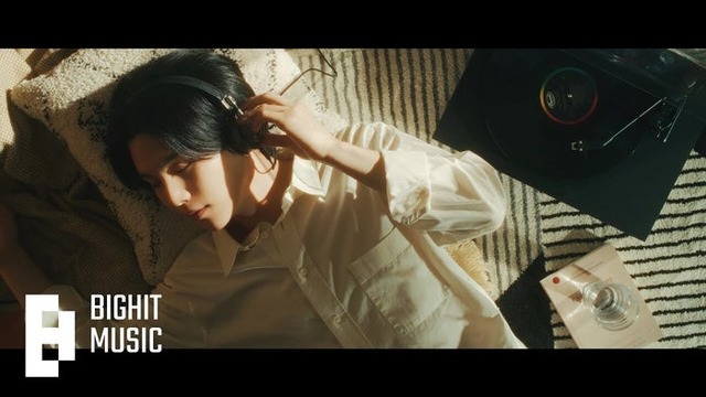 「People Pt.2（feat.IU）」ミュージックビデオ／HYBE LABELS公式YouTubeより