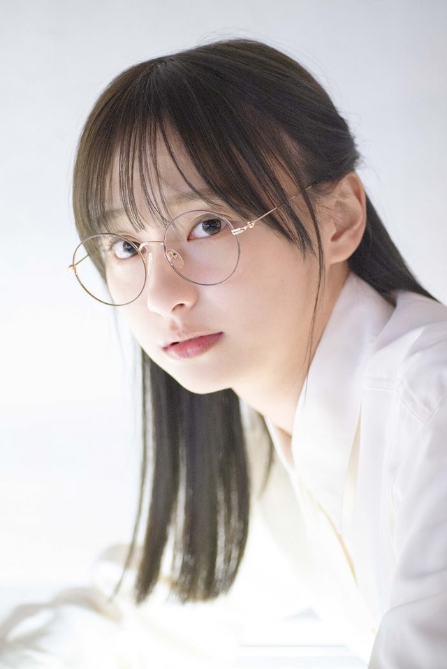 影山優佳 1st写真集「知らないことだらけ」TSUTAYA版裏表紙／撮影：新津保建秀（扶桑社刊）