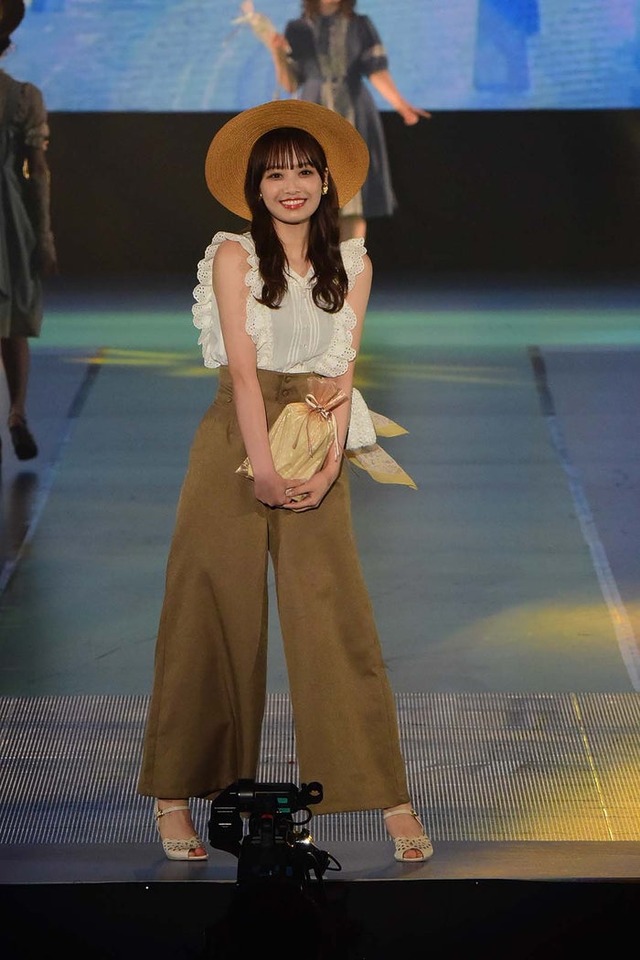 濱岸ひより（C）Rakuten GirlsAward 2023 SPRING／SUMMER