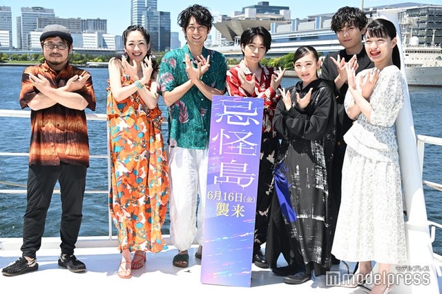 （左から）清水崇監督、川添野愛、平岡祐太、西畑大吾、生駒里奈、水石亜飛夢、祷キララ「忌怪島／きかいじま」完成報告船上イベントより（C）モデルプレス