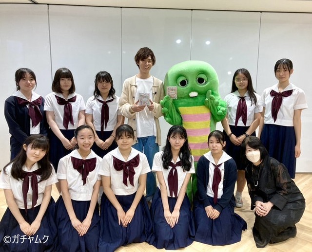 阿部亮平、ガチャピン、東洋英和女学院 中学部・高等部の生徒たち（C）フジテレビ