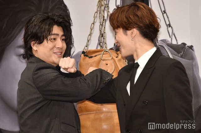 顔がグッと近づき、照れながら腕を組む森本慎太郎、渡辺翔太（C）モデルプレス