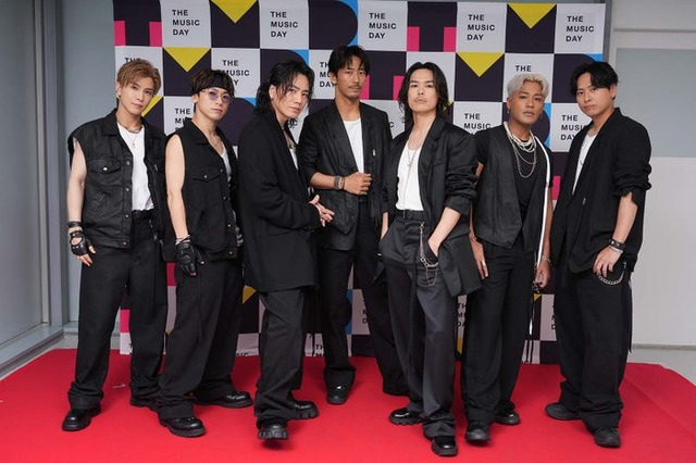 三代目 J SOUL BROTHERS（左から）岩田剛典、NAOTO、OMI（登坂広臣）、小林直己、今市隆二、ELLY、山下健二郎（C）日本テレビ