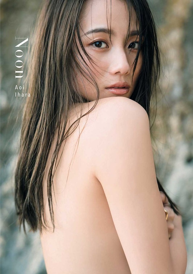 伊原葵1st写真集「Noon」表紙／撮影：三瓶康友
