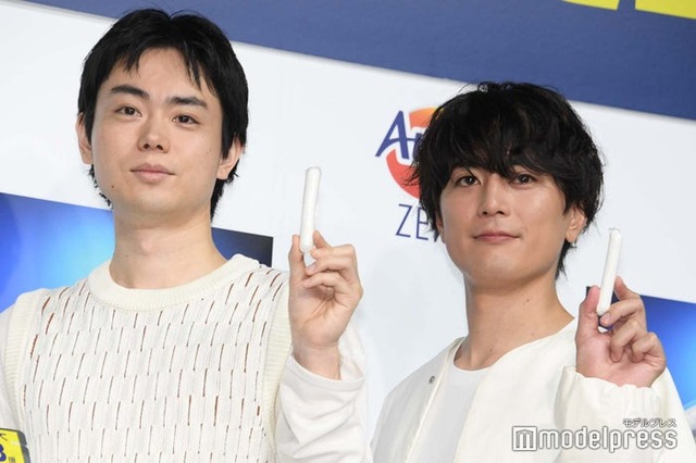 新商品発表会に登壇した菅田将暉、間宮祥太朗（C）モデルプレス