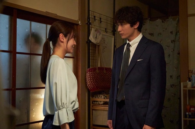 田辺桃子、小関裕太「癒やしのお隣さんには秘密がある」第4話より（C）日本テレビ