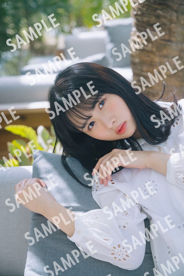 上村ひなの1stソロ写真集「そのままで」＠Loppi・HMV特典ポストカード／撮影：藤原宏