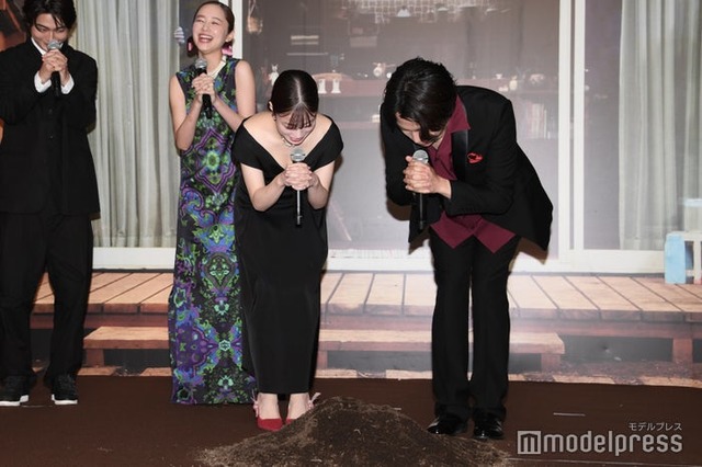 盛り土に向かって「エロイムエッサイム」の呪文を唱えた橋本環奈、重岡大毅（C）モデルプレス