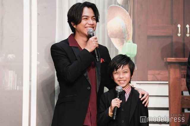 息子役の正垣湊都の肩を抱いてフォローする重岡大毅（C）モデルプレス