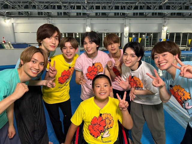 なにわ男子＆車いすの少年・山田龍芽くん／「車いすの少年となにわ男子が挑むウォーターショー」より（C）日本テレビ