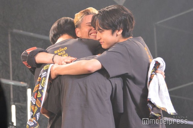 REIKOに抱きつくトレーニー3人（RUI、TAIKI、KANON）（C）モデルプレス