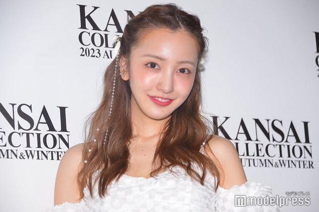 囲み取材に応じた板野友美（C）モデルプレス