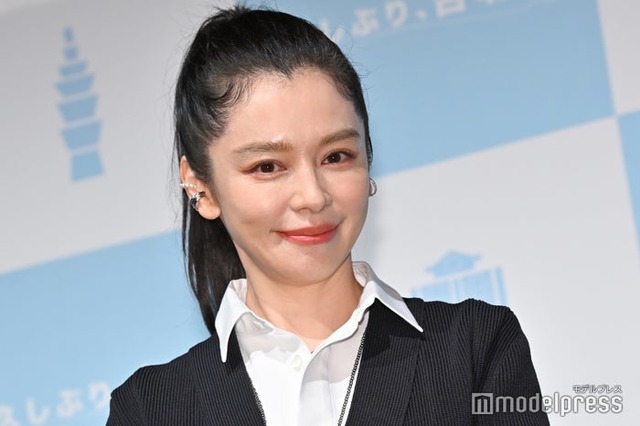 記者発表会に出席したビビアン・スー（C）モデルプレス