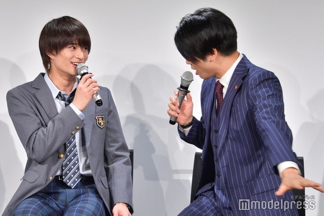 増田からの差し入れの話をする浮所飛貴を「言うなよ～」と嬉しそうに止める（？）増田貴久（C）モデルプレス