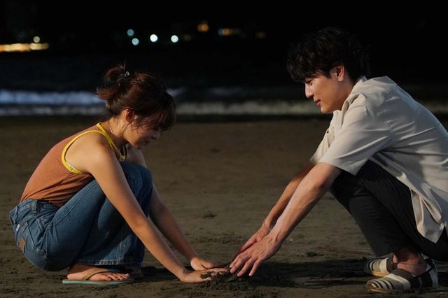 森七菜、間宮祥太朗「真夏のシンデレラ」第6話より（C）フジテレビ