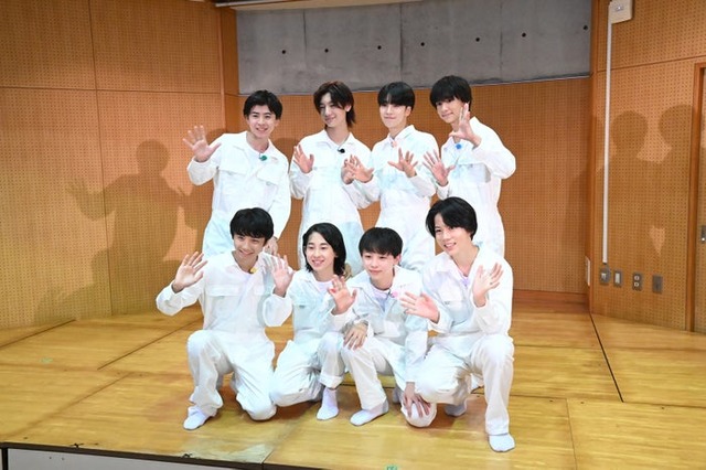 メンバーカラーを発表するGo!Go!kids（提供写真）