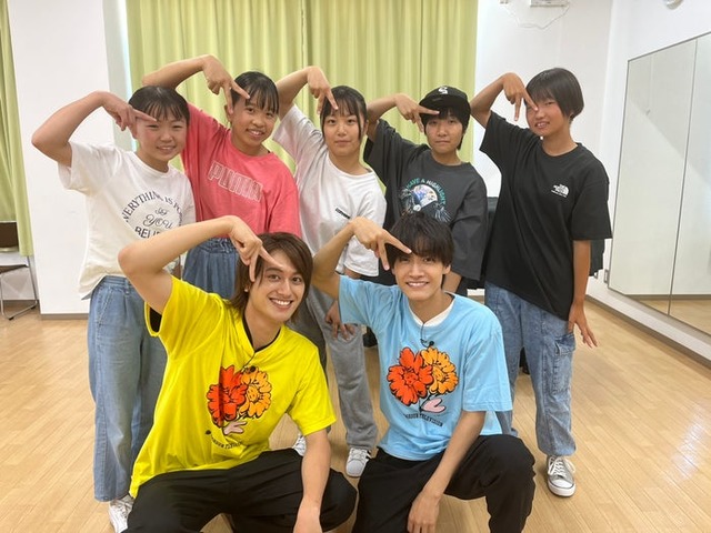 （前列左から）小島健、佐野晶哉（C）読売テレビ