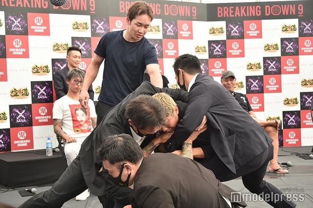 「BreakingDown9」記者会見中に起こった乱闘を止める朝倉未来（C）モデルプレス