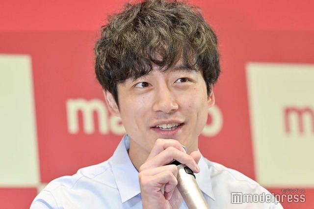 自身の“爽やか”ビジュアルを自画自賛する坂口健太郎（C）モデルプレス