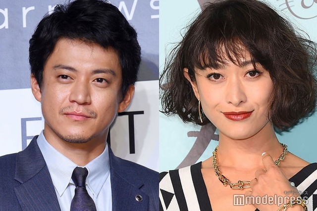 黒髪の小栗旬、黒髪の山田優（C）モデルプレス