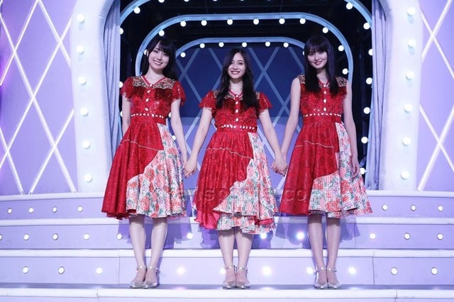 ステージで手をつなぐ（左から）賀喜遥香、井上和、遠藤さくら（Ｃ）日刊スポーツ新聞社