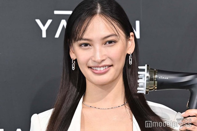 記者発表会に出席した大政絢（C）モデルプレス