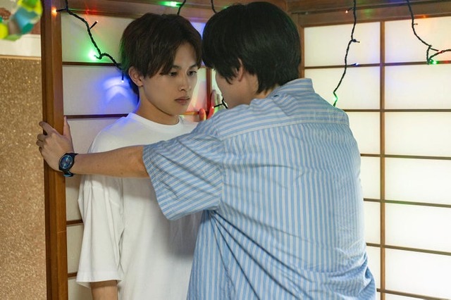 草川拓弥、西垣匠「みなと商事コインランドリー2」第9話より（C）缶爪さわ・椿ゆず／KADOKAWA／「みなと商事コインランドリー2」製作委員会