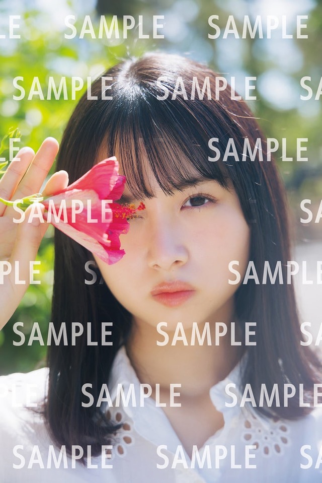 上村ひなの「そのままで」特典ポストカード／撮影：藤原宏