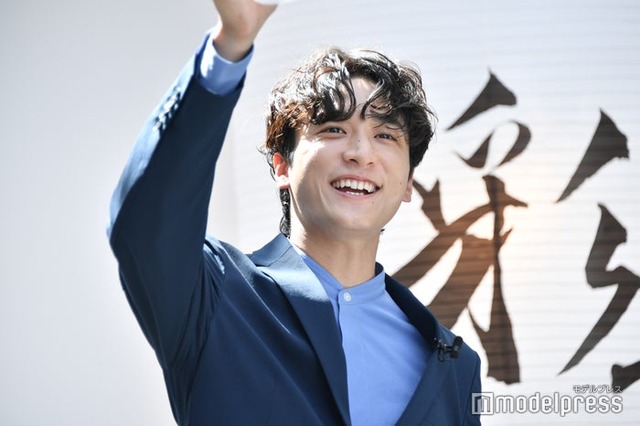 乾杯をする小関裕太（C）モデルプレス