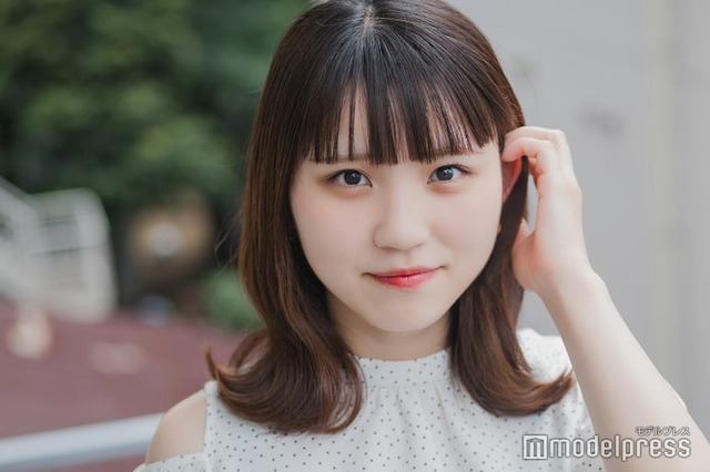 モデルプレスのインタビューに応じた迎侑奈さん（C）モデルプレス
