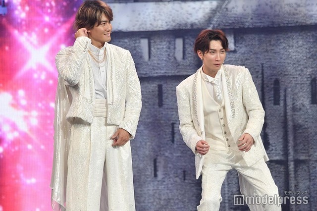 横で見守る森本慎太郎、“極度の人見知り”堂本光一の真似をする渡辺翔太（C）モデルプレス