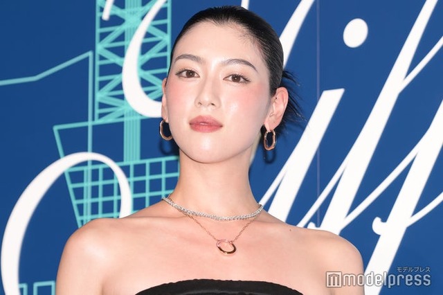 「ティファニー表参道」オープニングイベントのレッドカーペットに登場した三吉彩花（C）モデルプレス