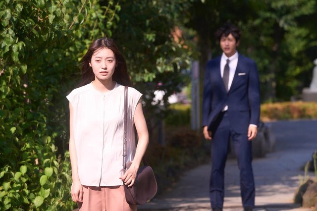 田辺桃子、小関裕太「癒やしのお隣さんには秘密がある」第12話より（C）日本テレビ