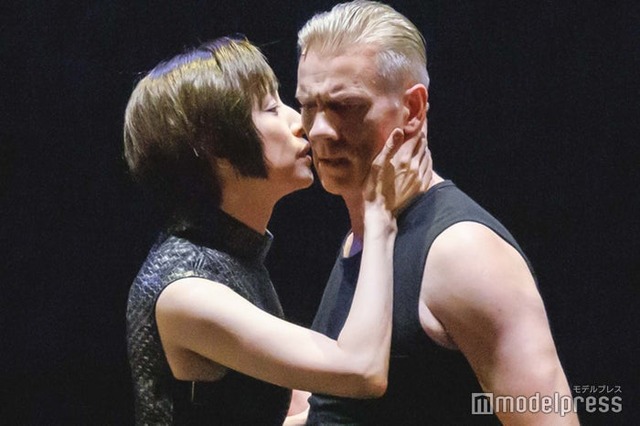 アダム・クーパーの頬にキスする天海祐希（C）モデルプレス