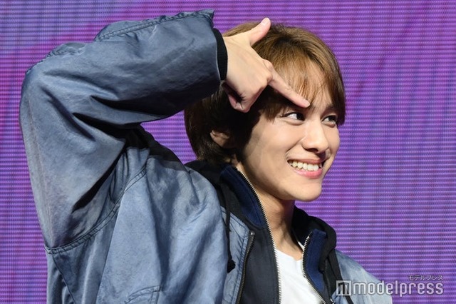 愛嬌ポーズ振りまく山下幸輝（C）モデルプレス