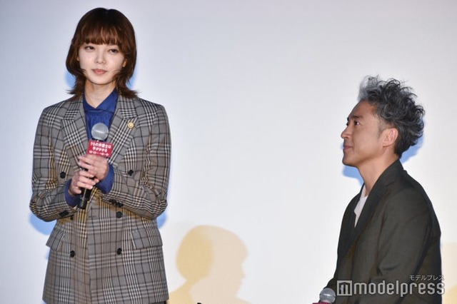 平手友梨奈、平手友梨奈のトークをそっと見守るムロツヨシ（C）モデルプレス
